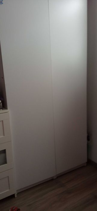 Sprzedam białą szafę