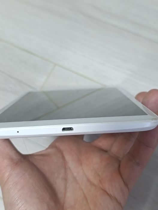 Планшет LG  V500