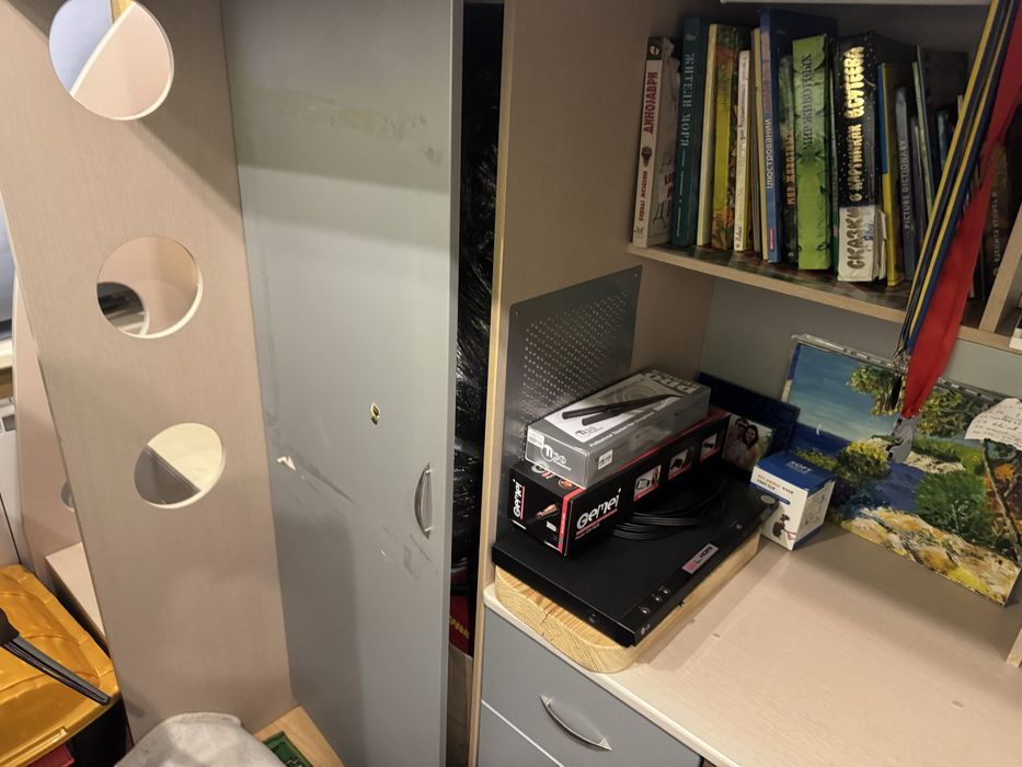 Дитяче двоповерхове ліжко з шафою та столом