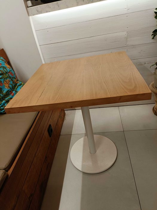 Mesa tampo em madeira e mármore com suporte metálico + cadeiras