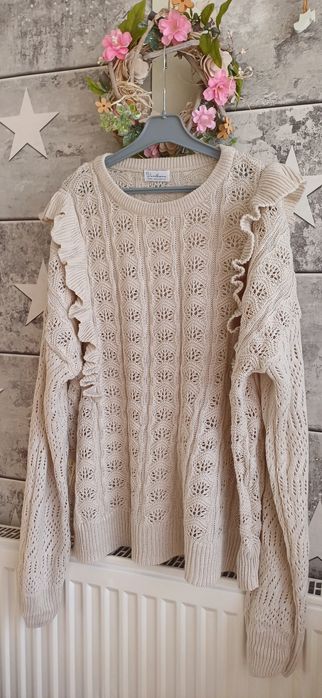 Beżowy ażurowy sweterek sweter Varlesca nude falbany falbanki