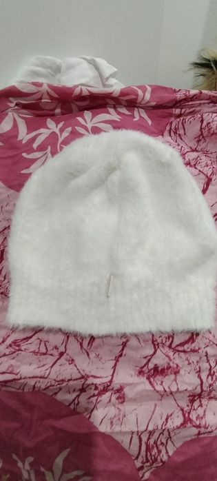 Biała czapka damska