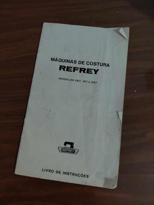 Máquina de costura Refrey com móvel