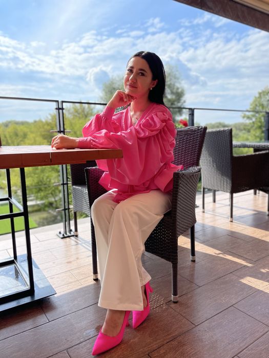 Нереально яскрава та стильна рубашка з щільного шифону.