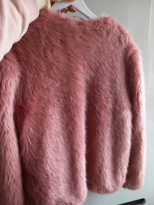 Różowe futerko marki Bershka