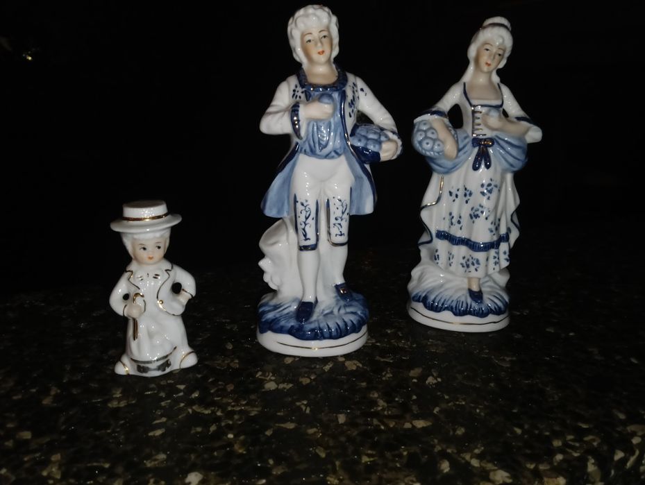 Niebiesko-białe figurki porcelanowe 3 sztuki