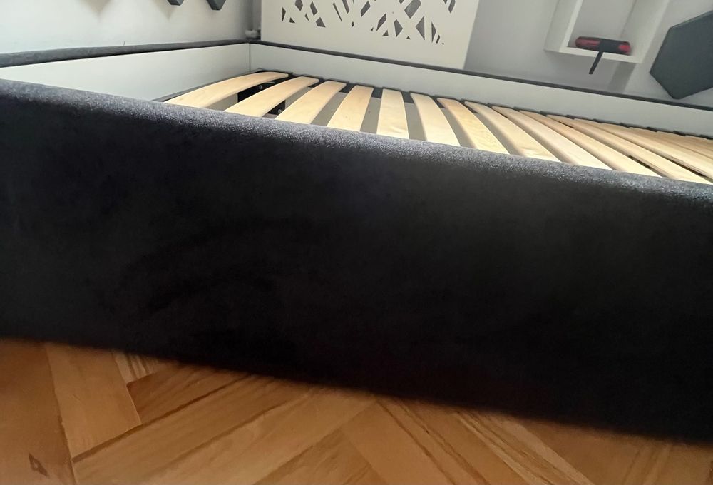 Łóżko tapicerowane z pojemnikiem na pościel dla osób wysokich :)