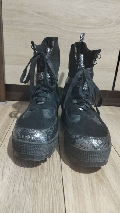 Czarne botki trapery workery damskie z wstawkami z 'wężowej skóry'