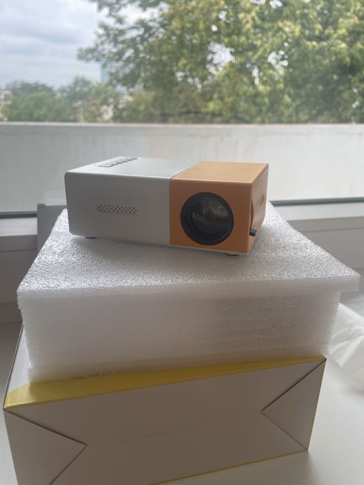 LED Projektor YG-300