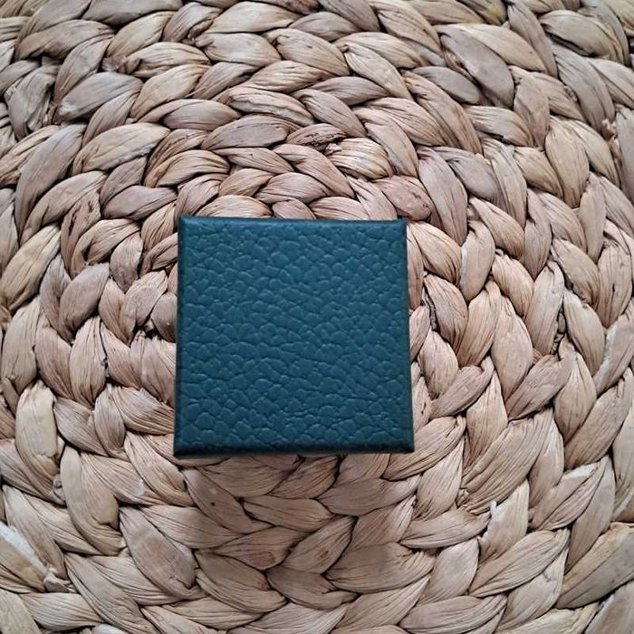 Leśne, delikatne minimalistyczne złote kolczyki - jeż jeżyk