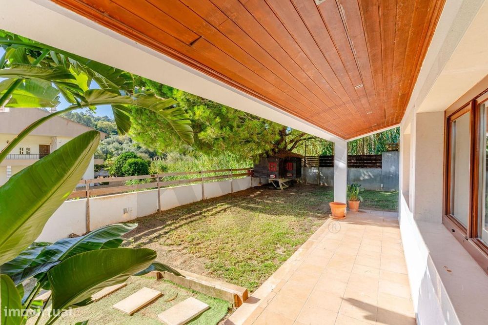 Moradia T4+1 com piscina, jardim amplo e garagem | Barcarena