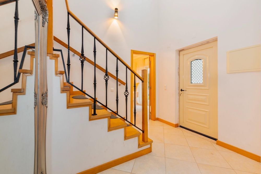 Moradia independente à venda em Aroeira - Almada.