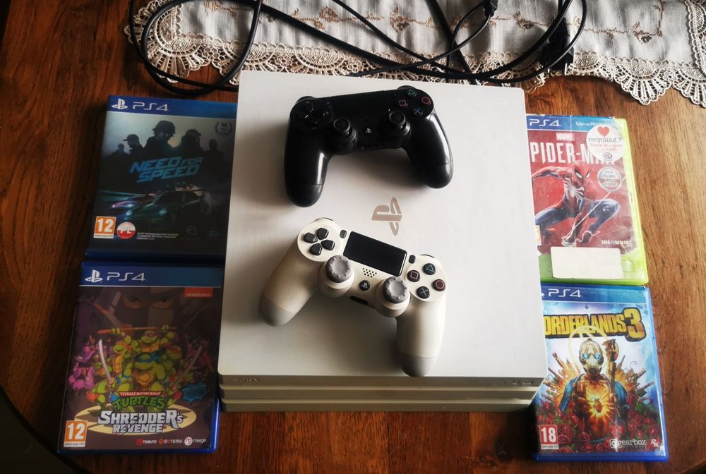 Konsola Sony PS4 Pro +2 pady i 4 gry