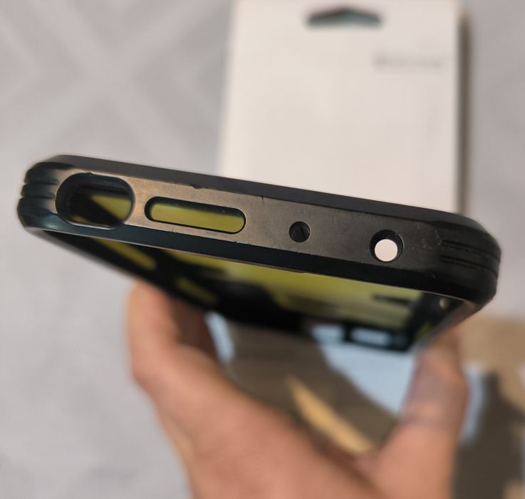 Capa Spigen - Xiaomi note 11pro 5g 
A marca atrás é do aplique do quad