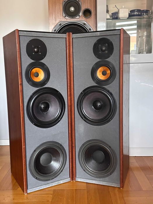 Kolumny Expolinear Concept IV VIntage 80' ponadprzeciętna scena