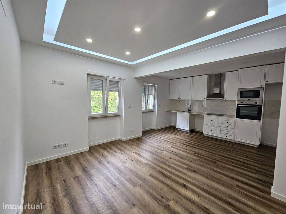 Apartamento T2 Remodelado, Águas Livres.