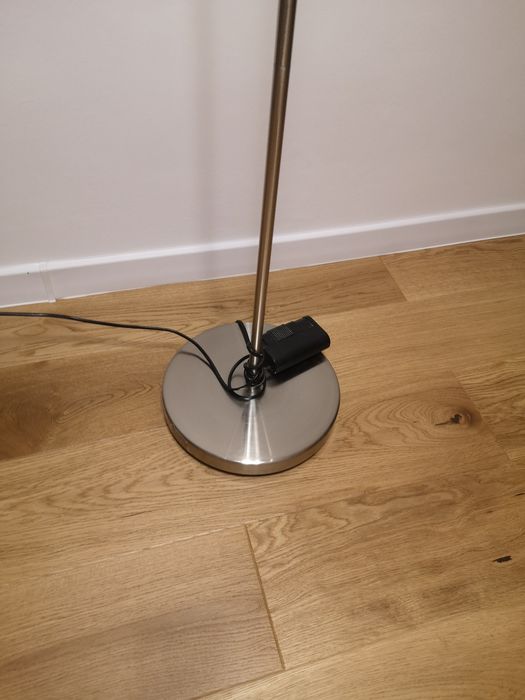 Lampa podłogowa z regulowanymi ramionami