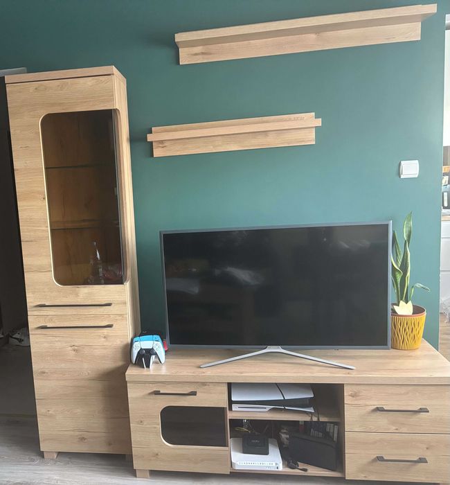 Meble salonowe (witryna, RTV, komoda, stół kawowy, 2 półki wiszące)