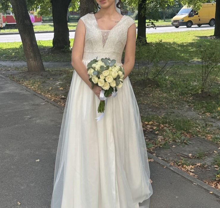 Весільна сукня біла