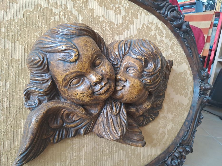 Quadro grande e antigo com relevo