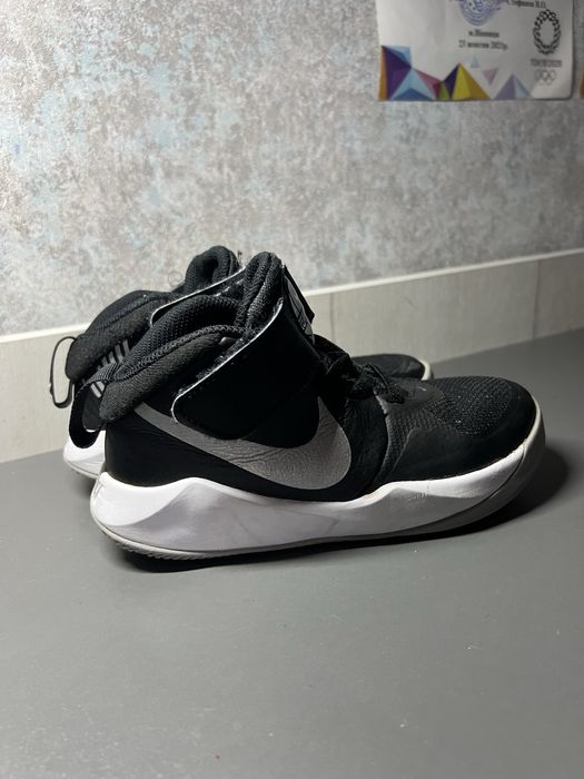 Продам високі кросівки найк