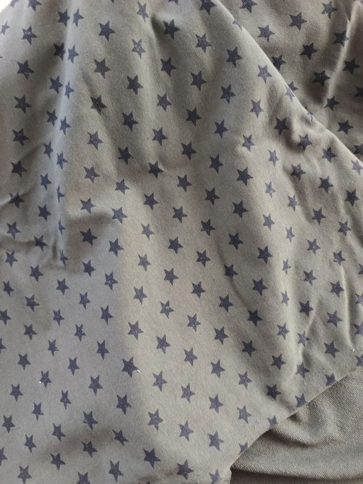 Dresówka w gwiazdy na butelkowym tle - kupon