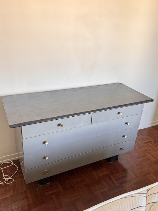 Cómoda e mesas de cabeceira