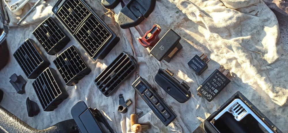 Запчастини audi 200 3B,100 C3,V8 D11,підголівники,пам'ять,підлокітники