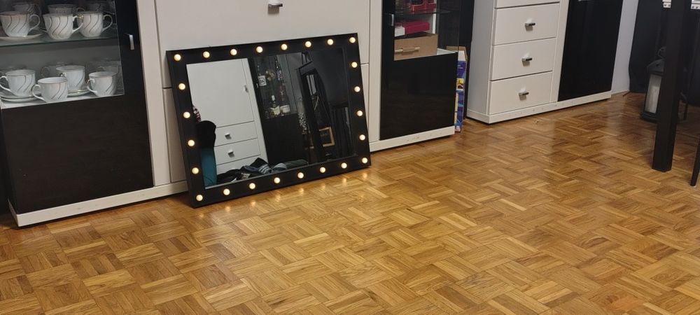 Lustro czarne z oświetleniem ładne  70x50cm