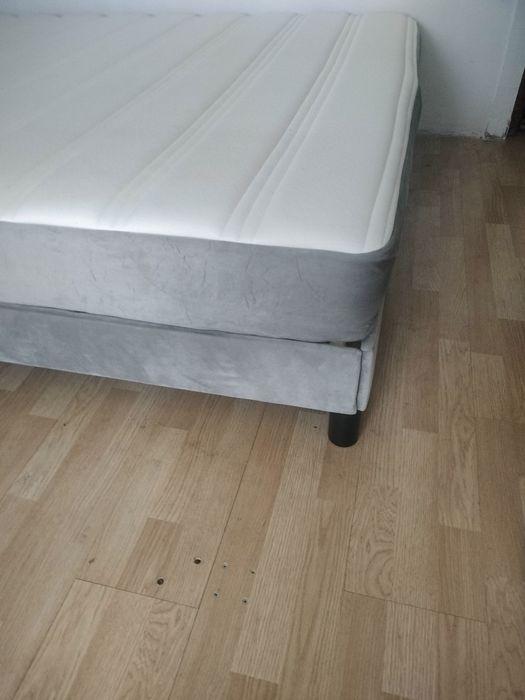 Cama em veludo com colchão e topper