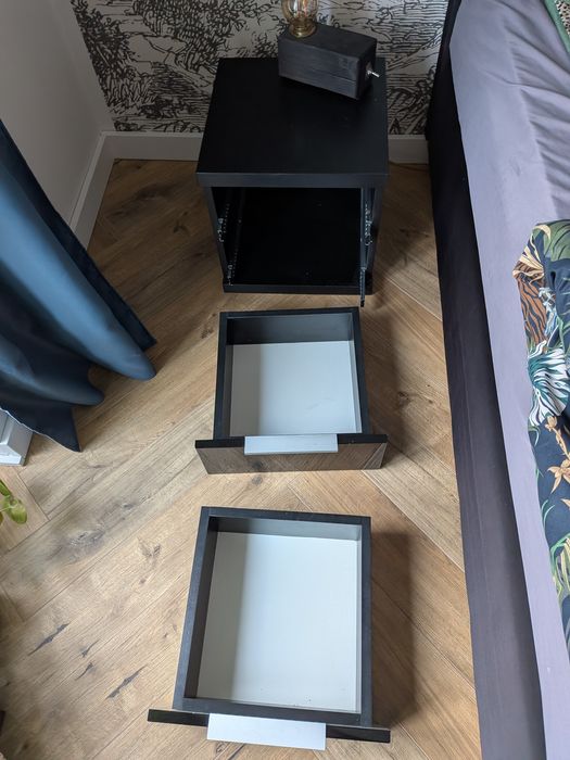Dwie czarne szafki nocne do zawieszenia