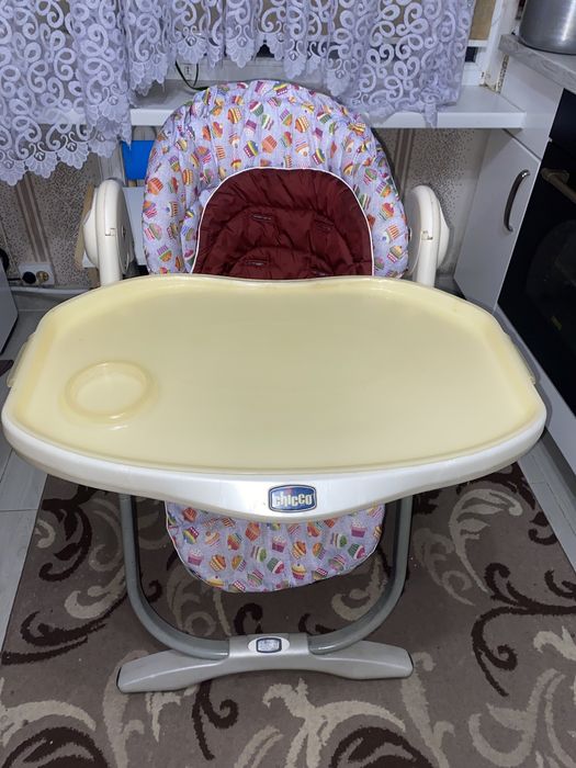 Стілець малюка для годування