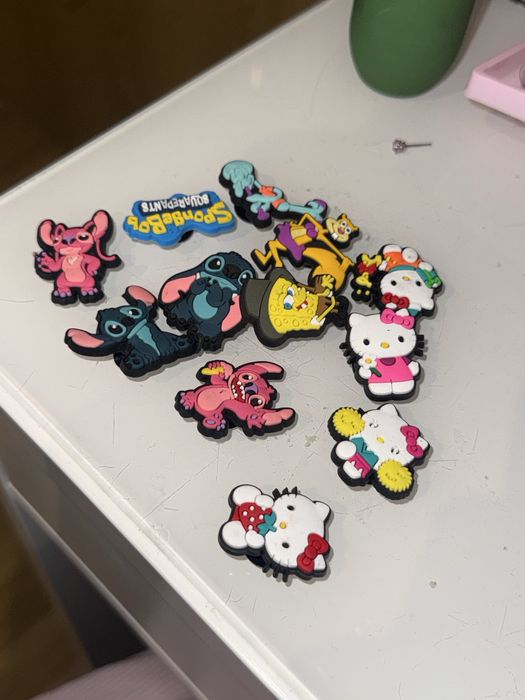 zestaw charmsow/przypinek do crocsow