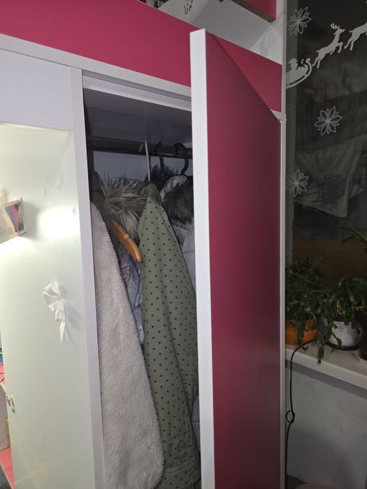 Дитяче ліжко-горище з робочою зоною, кутовою шафою і сходами-комодом