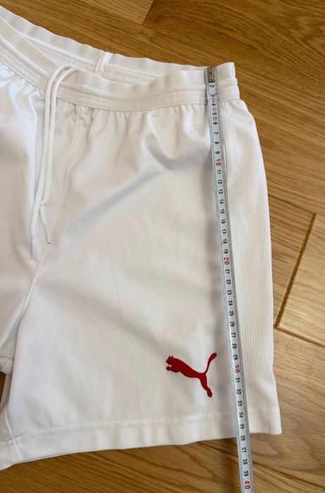 Шорти — це Puma AC Milan 2024-25 Home Shorts для дітей на 13-14 років