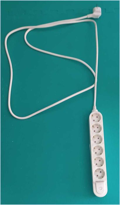 Régua Elétrica Branca. 6 Tomadas + Botão de Segurança + Cabo de 2,10 m