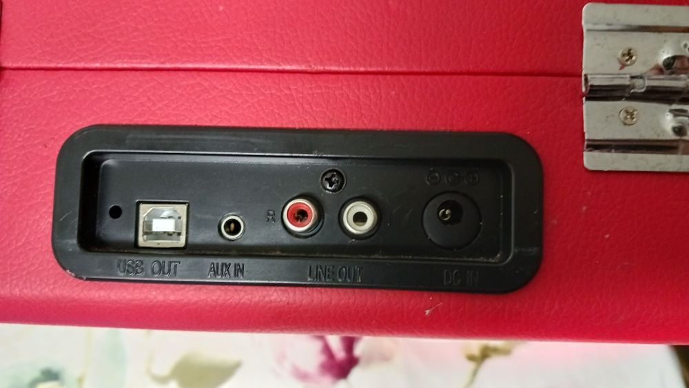 Turntable Built into a Suitcase64739215084803123