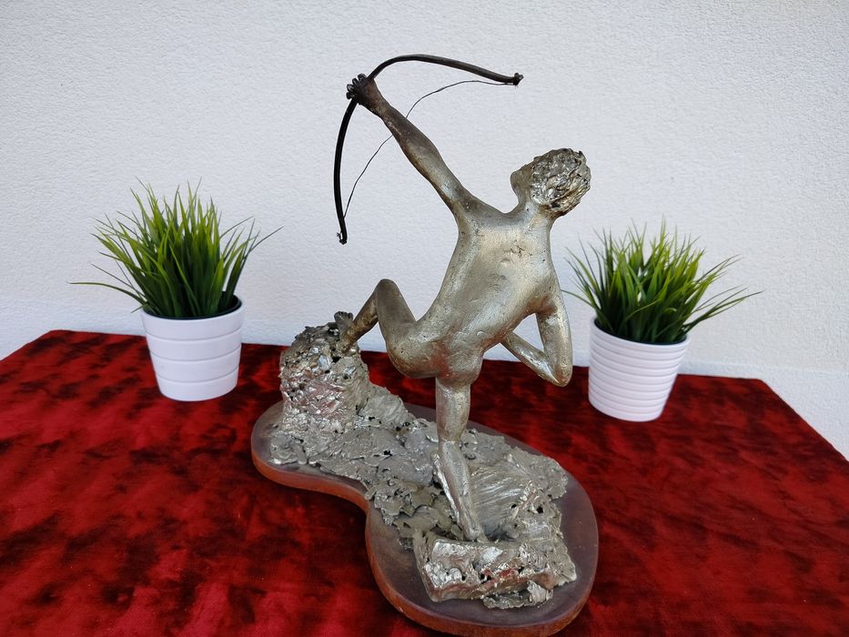 Strażnik Celu — Monumentalna Ręcznie Wykonana Rzeźba Łucznika