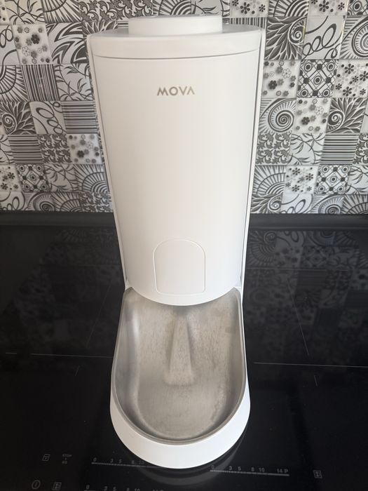 Automatyczny dozownik  podajnik jedzenia dla pasa / kota Mova
