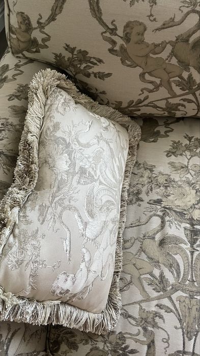 Диван з подушками