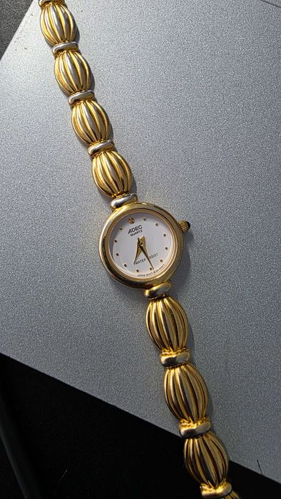 Relógio ADEC Quartz de senhora, em aço dourado
