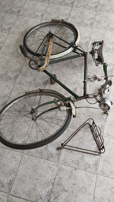 Bicicleta antiga pasteleira cubo