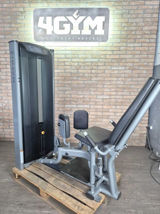 Тренажер Matrix для приведення/відведення м'язів