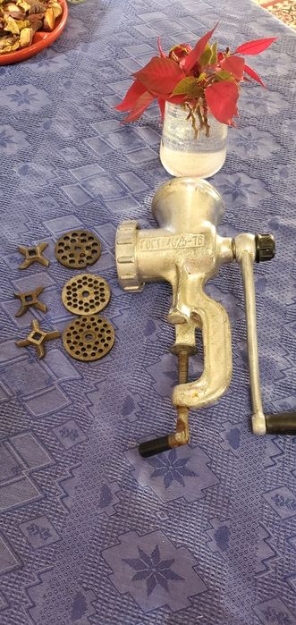 Мясорубка чавунна часів СРСР насадка для печення та Хлібниця