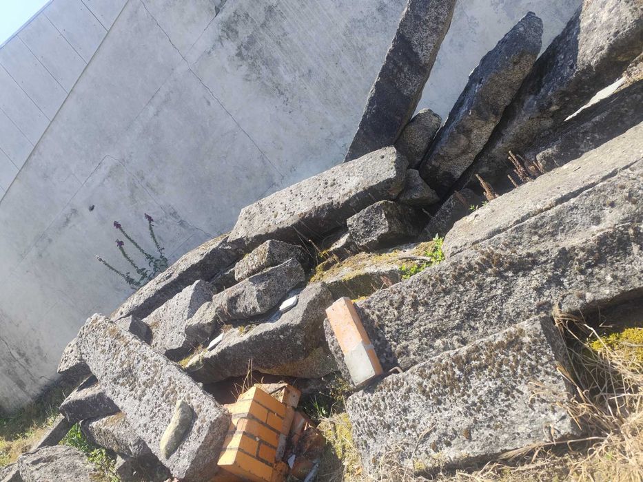 Vendo Pedra Rústica em Granito Maciço – Ideal para Muros, Lintéis, Degraus e Jardins