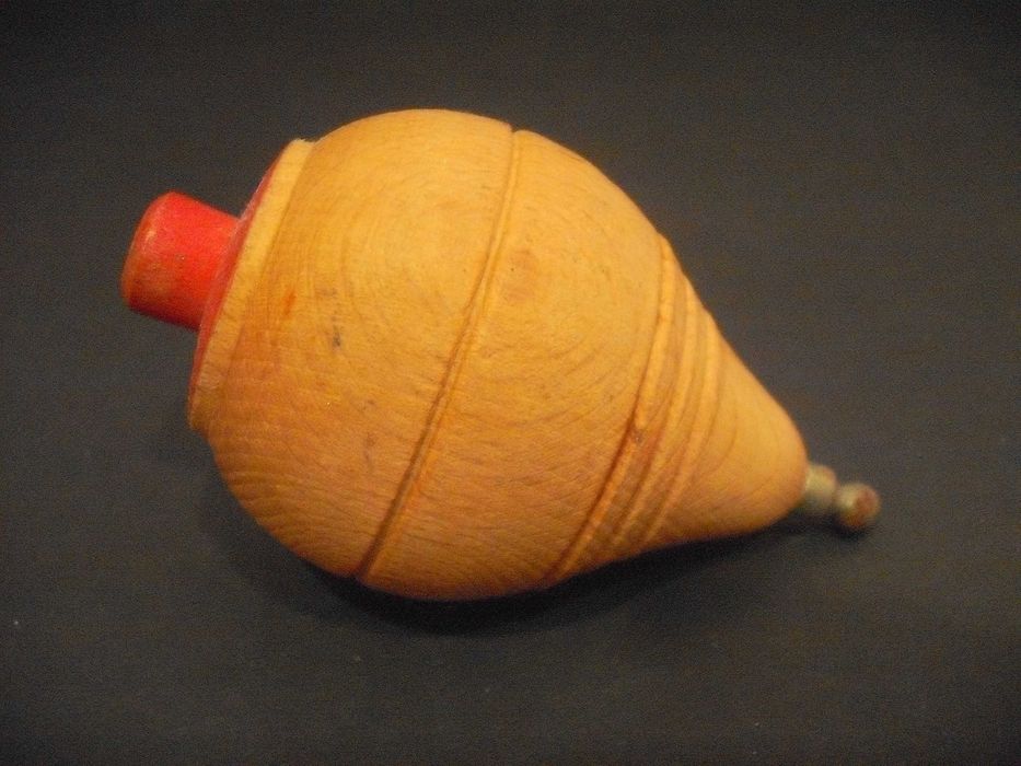 Pião antigo em madeira - brincado - anos 50/60