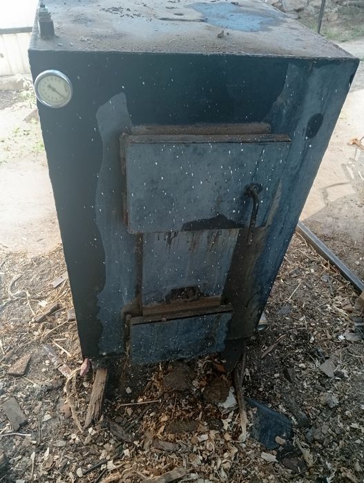 Продам тведотоплевний котел .