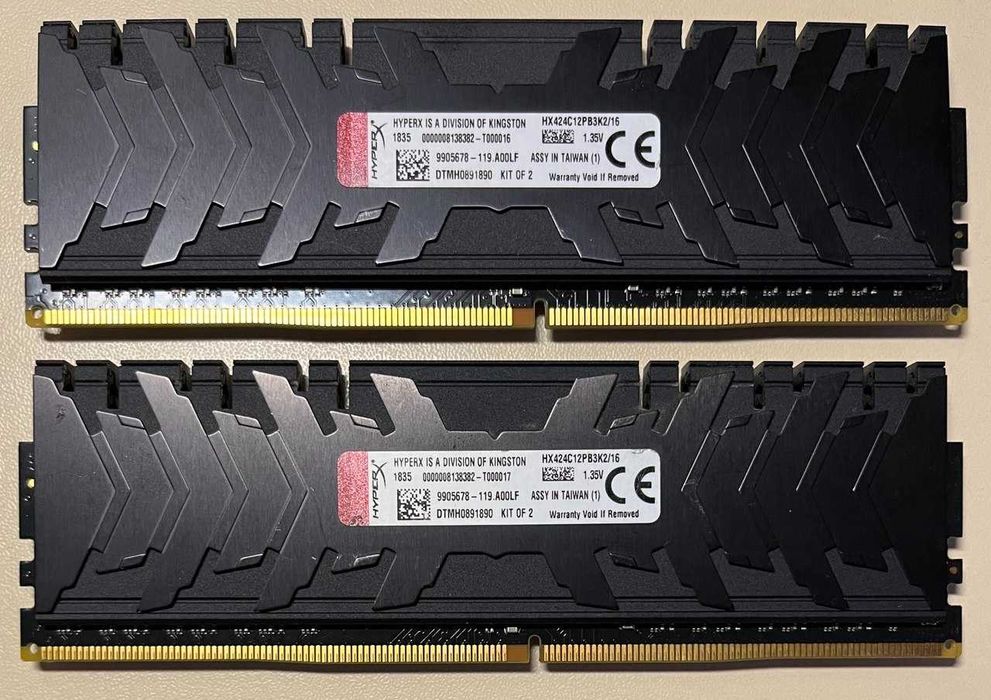 Оперативна пам'ять HyperX DDR4-2400 16GB (Kit of 2x8GB) PC4-19200 Predator Black (HX424C12PB3K2/16)