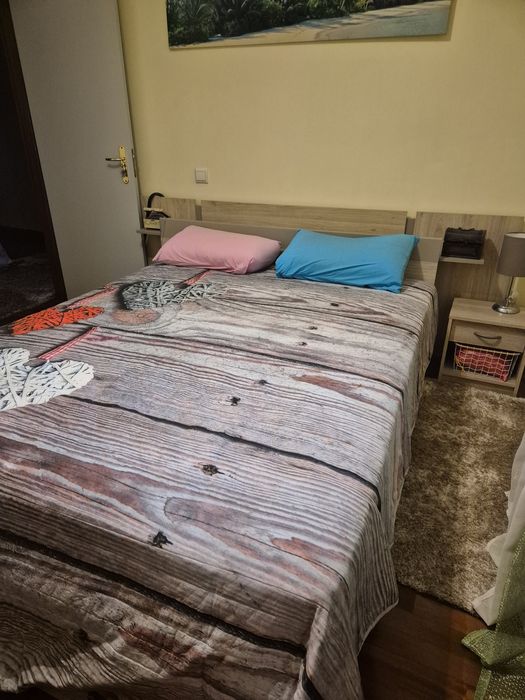 Cama de casal com mesinha