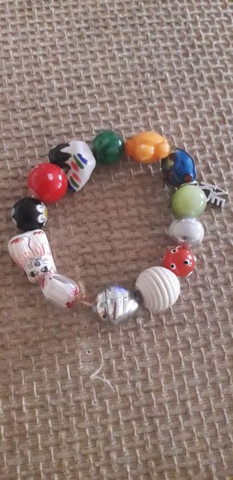 Pulseiras com peças variadas